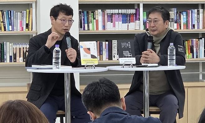 지난달 27일 저녁 7시, 서울 중구 알라딘 빌딩에서 열린 ‘합동 북토크’에서 경희대 후마니타스칼리지 김진해 교수(왼쪽)와 이권우 도서평론가가 ‘읽고 쓰는 일’이 현시대에 어떤 의미가 있는지 이야기를 나누고 있다.