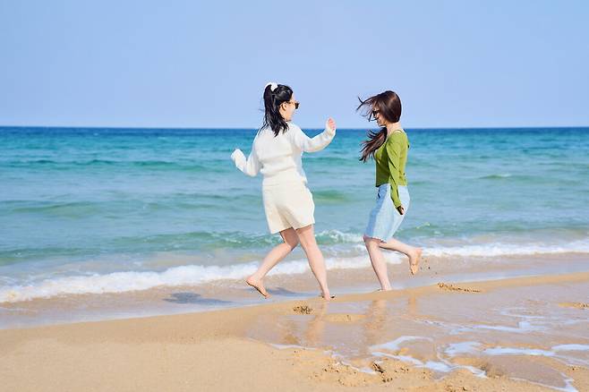 초조, 불안에서 나오는 부정적 긴장을 뜻하는 영어 단어 ‘tension’이 일본을 거쳐 한국에 들어오면서 긍정적인 흥을 가리키는 ‘텐션’으로 바뀌었다. 사진은 휴가지의 바닷가에서 기쁨의 춤을 추는 두 여성. 게티이미지뱅크