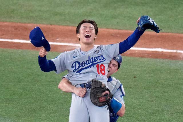 야마모토 요시노부가 지난달 2일 캐나다 온타리오주 토론토의 로저스 센터에서 열린 2025 MLB 월드시리즈(7전 4승제) 7차전에서 승리한 뒤 환호하고 있다. 토론토=AP 연합뉴스