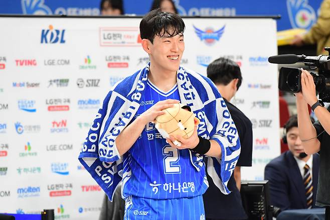 한국가스공사 신승민이 10일 대구체육관에서 열린 삼성과의 2025~26 LG전자 프로농구 정규리그 홈경기서 승리 뒤 환호하고 있다. 사진=KBL