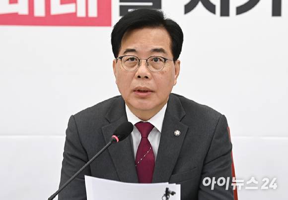 송언석 국민의힘 원내대표가 12일 서울 여의도 국회에서 현안 관련 기자간담회를 하고 있다. [사진=곽영래 기자]