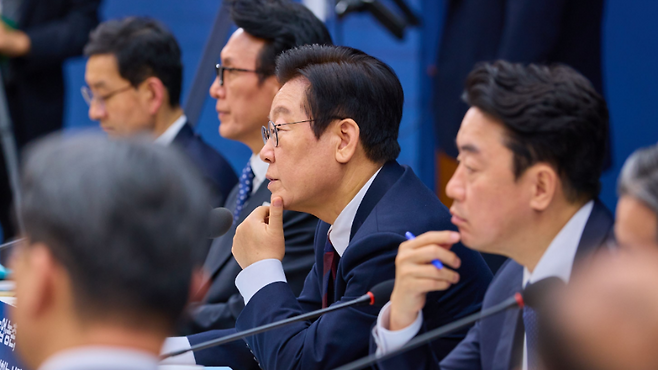 이재명 대통령이 11일 세종시 세종컨벤션센터 국제회의장에서 열린 2026년 부처 업무보고 농림축산식품부(농촌진흥청,산림청), 고용노동부에 대한 업무보고에서 보고를 듣고 있다. (대통령실)