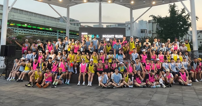 원도심에서 열린 ‘산지 나이트런’ 참가자들이 러닝을 마친 뒤 기념촬영을 하고 있다. 야간 러닝이 하나의 도시 프로그램으로 자리 잡았다. (제주관광공사)