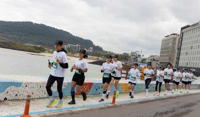 제주 해안도로를 따라 달리는 러너들. (제주관광공사)