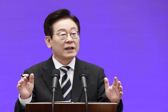 이재명 대통령이 지난 3일 청와대 영빈관에서 열린 '새롭게 선 민주주의, 그 1년' 외신 기자회견에서 취재진 질문에 답변하는 모습. 대통령실통신사진기자단.