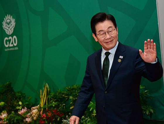 이재명 대통령이 11월 23일(현지시간) 20개국(G20) 정상회의 제3세션이 열린 남아프리카공화국 요하네스버그 나스렉 엑스포센터에 입장하고 있다. 연합