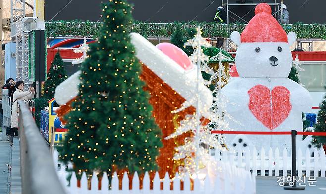 12일 서울 청계광장에서 시민들이 2025 서울빛초롱축제를 위해 설치된 조형물들을 바라보고 있다. 성동훈 기자