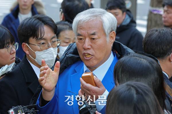 서부지법 사태와 관련해 특수건조물침입 및 특수공무집행방해 교사 등 혐의를 받는 전광훈 사랑제일교회 목사가 18일 서울 종로구 서울경찰청에 피의자 신분으로 출석하며 입장을 밝히고 있다. 정효진 기자