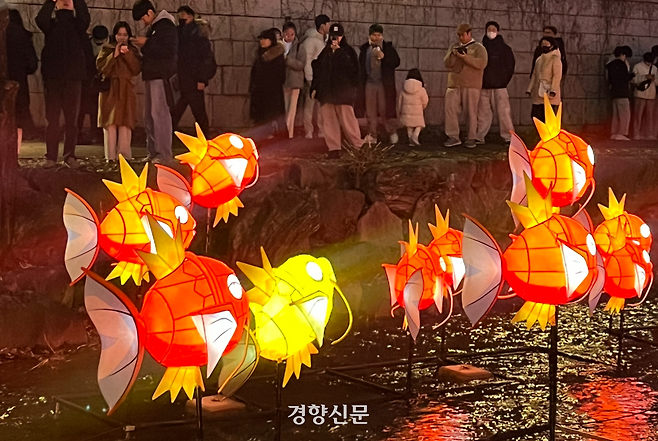 내년 1월 4일까지 총 24일간 청계천과 우이천을 따라 이어지는 축제는 ‘나의 빛, 우리의 꿈, 서울의 마법’을 주제로 삼았다. 청계광장에서 광통교·광교·장통교까지 이어지는 4개 구역, 우이천에 이르기까지 400점이 넘는 빛 조형물과 미디어아트가 도심을 밝힌다.