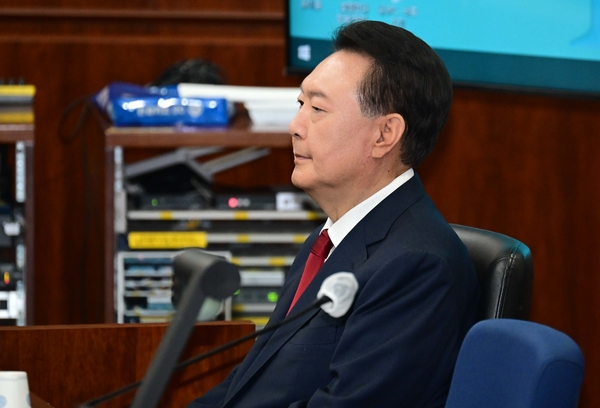 Former President Yoon Suk Yeol appears at his insurrection trial at the Seoul Central District Court on April 24. (The Korea Herald/ Lee Sang-sub)