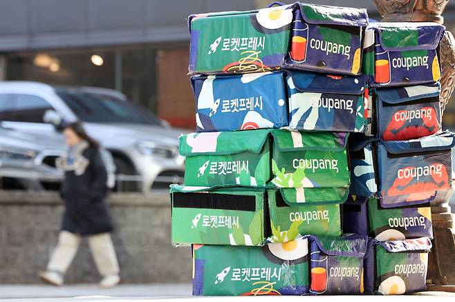 Coupang delivery packs are seen outside a building in Jung District, central Seoul on Dec. 2. [NEWS1]