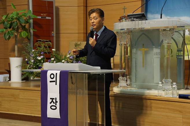 정영진 부기총 대표회장이 11일 부산 모리아성결교회에서 열린 제48회 정기총회에서 ‘정체성’이란 주제로 설교하고 있다. 정 대표회장은 “교만을 버리고 낮아짐의 미덕을 실천할 때 영적 리더십을 발휘할 수 있다”고 말했다.
