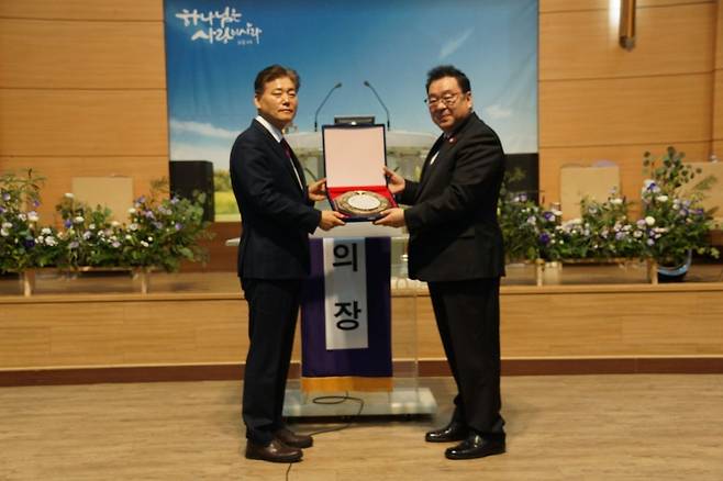 박상철(오른쪽) 신임대표회장이 11일 부산 모리아성결교회에서 열린 제48회 정기총회에서 정영진 직전 대표회장에게 감사패를 전달하고 있다.