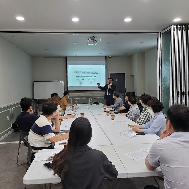 이재교 국밥백서 대표가 직원들과 회의하는 모습. <부자비즈>