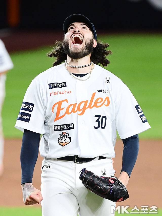 10월 24일 오후 대전 한화생명볼파크에서 ‘2025 신한 SOL Bank KBO 포스트시즌’ 한화 이글스와 삼성 라이온즈의 플레이오프(5전 3선승제) 5차전이 열렸다. 5회초 2사에서 한화 선발 폰세가 삼성 디아즈를 삼진처리한 후 포효하고 있다. 사진=김영구 기자