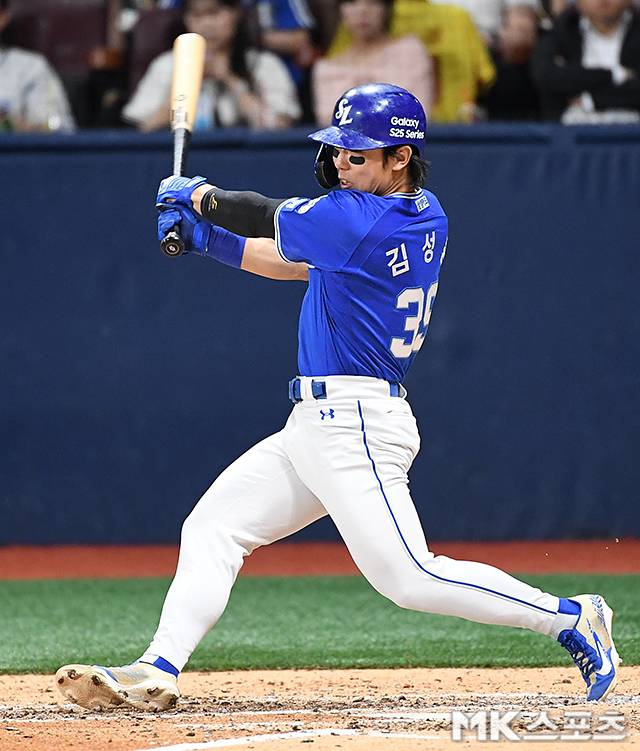 5월 21일 오후 서울 고척스카이돔에서 ‘2025 KBO리그’ 삼성 라이온즈와 키움 히어로즈의 경기가 열렸다. 8회초 무사 1루에서 삼성 김성윤이 적시타를 치고 있다. 사진=천정환 기자