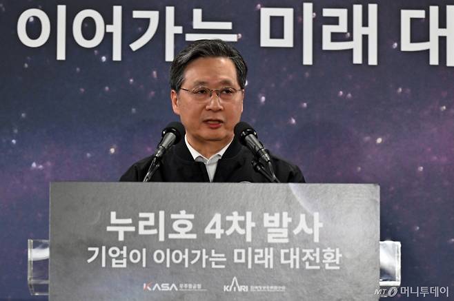윤영빈 우주항공청장이 27일 새벽 전남 고흥군 나로우주센터에서 누리호 4차 발사 결과 브리핑을 하고 있다.  /사진=뉴시스