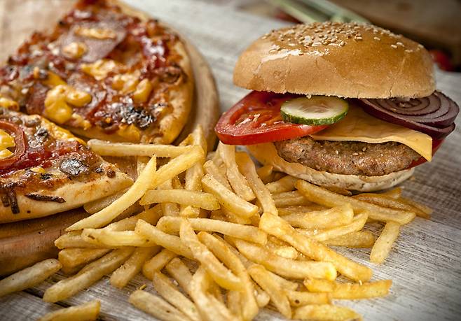 의료 전문가들이 감기나 독감에 걸렸을 때 피해야 하는 음식으로 기름진 음식을 꼽았다. 사진은 기사 이해를 돕기 위한 자료 사진. /사진=게티이미지뱅크