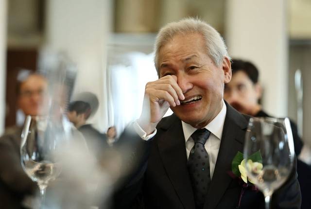 배우 안성기가 지난 2023년 4월 서울 한국프레스센터에서 열린 ‘4·19 민주평화상’ 시상식에 참석해 수상의 기쁨을 만끽하고 있다.  연합뉴스