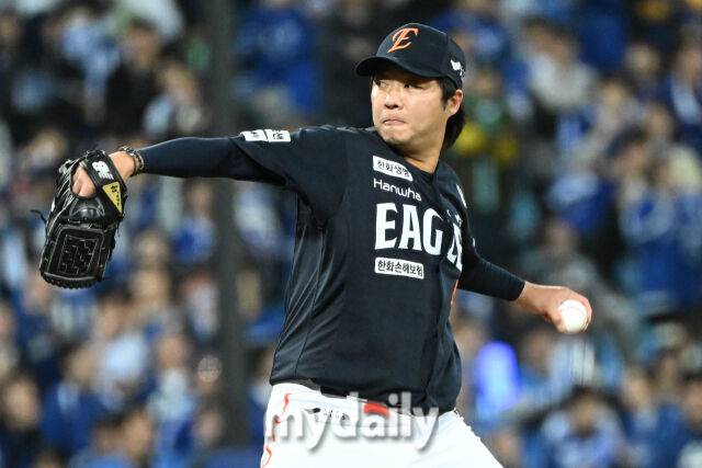 21일 대구 삼성라이온즈파크에서 열린 '2025 신한 SOL BANK KBO 포스트 시즌' 삼성 라이온즈와 한화 이글스 플레오이프(PO) 3차전 경기.한화 김범수가 5회말 마운드에 올라 힘차게 투구하고 있다./마이데일리