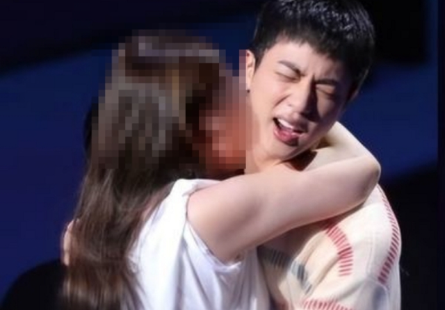 방탄소년단 멤버 진에게 기습적으로 입맞춤을 시도해 강제추행 혐의로 기소된 50대 일본 국적 여성 A씨의 재판이 내년 7월에 열린다./SNS 캡처