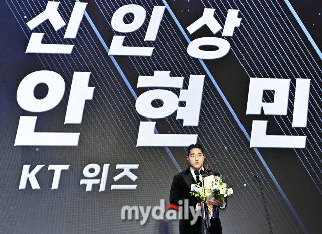 KT 안현민이 24일 오후 서울 잠실 롯데호텔 월드에서 진행된 '2025 KBO 시상식'에서 신인상을 수상하고 있다. 'KBO 시상식'은 퓨처스리그 투·타 개인 부문별 1위 선수 시상을 시작으로 KBO 리그 투·타 개인 부문별 1위 선수, KBO 심판상, 각 포지션별 KBO 수비상, 신인상 및 MVP 시상으로 진행된다./마이데일리