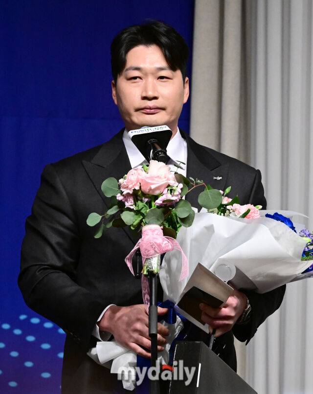 2025년 12월 8일 서울 청담동 리베라 호텔에서 '2025 뉴트리디데이 일구상 시상식'이 열렸다. 전 삼성 오승환이 일구대상을 수상하고 있다./마이데일리