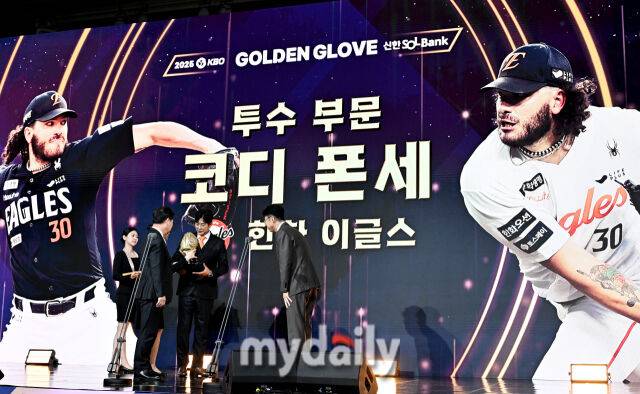 한화 손혁 단장이 9일 오후 서울 잠실 롯데호텔에서 진행된 '2025 KBO 골든글러브 시상식' 에서 코디 폰세의 상을 대리 수상하고 있다. 포지션별 최고 선수를 가리는 '2025 KBO 골든글러브 시상식'은 투수와 포수, 지명타자, 1루수, 2루수, 3루수, 유격수, 외야수(3명) 등 총 10개 부문에 걸쳐 최고의 선수를 가린다./마이데일리