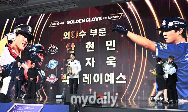 삼성 구자욱, KT 안현민, 롯데 레이예스가 9일 오후 서울 잠실 롯데호텔에서 진행된 '2025 KBO 골든글러브 시상식'에서 외야수 골든글러브를 수상하고 있다. 포지션별 최고 선수를 가리는 '2025 KBO 골든글러브 시상식'은 투수와 포수, 지명타자, 1루수, 2루수, 3루수, 유격수, 외야수(3명) 등 총 10개 부문에 걸쳐 최고의 선수를 가린다./마이데일리