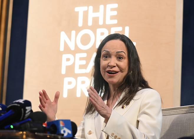 노벨평화상 수상자인 베네수엘라 마리아 코리나 마차도가 11일(현지시간) 노르웨이 오슬로 그랜드호텔에서 열린 기자회견에 참석하고 있다. [UPI]