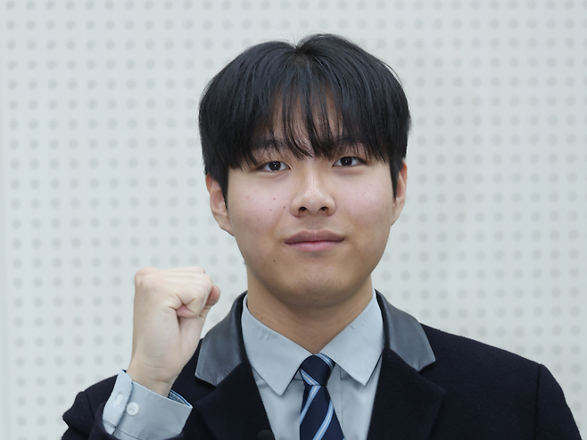 2026학년도 수능 성적표가 배부되는 5일 광주 서구 화정동 서석고등학교에서 만점자 재학생 최장우군이 기념사진을 찍고 있다. [연합]