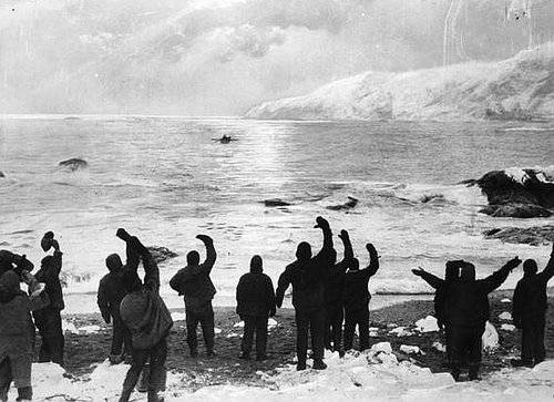 1916년 4월 24일, 어니스트 섀클턴 등 여섯명이 엘리펀트섬을 떠나 사우스조지아섬으로 향하는 모습. [프랭크 헐리 촬영, 사진은 연출됐을 가능성이 있음]