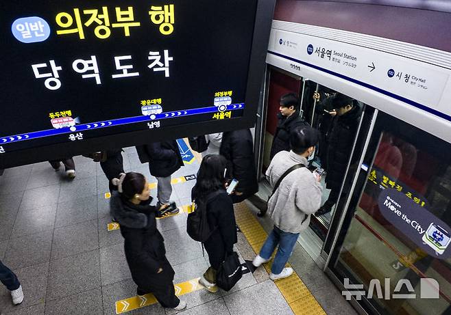 [서울=뉴시스] 김근수 기자 = 서울 지하철 1∼8호선을 운영하는 서울교통공사 노사 간 임금·단체협약(임단협) 협상이 노조의 파업을 목전에 두고 극적으로 타결한 12일 오전 서울 중구 서울지하철 1호선 서울역에서 시민들이 출근길에 나서고 있다. 2025.12.12. ks@newsis.com