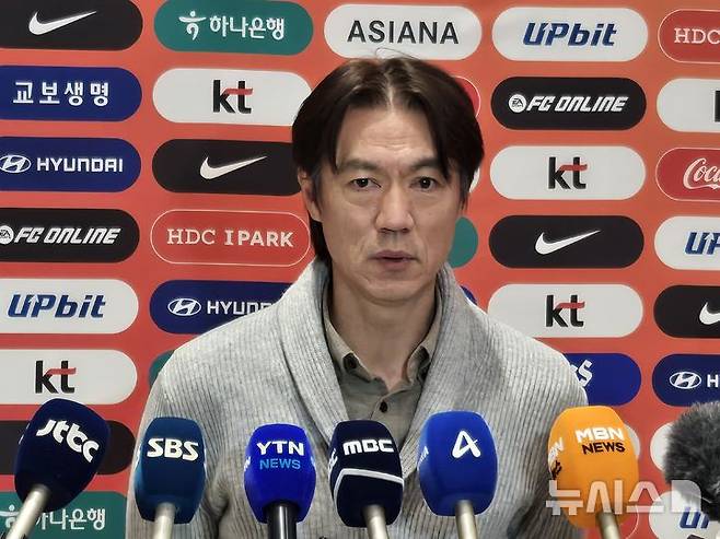 [인천공항=뉴시스] 하근수 기자= 2026 국제축구연맹(FIFA) 북중미 월드컵 조 추첨식과 베이스캠프 후보지 답사를 마친 홍명보 축구 국가대표팀 감독이 12일 인천국제공항 제2터미널을 통해 귀국했다. 2025.12.12. hatriker22@newsis.com