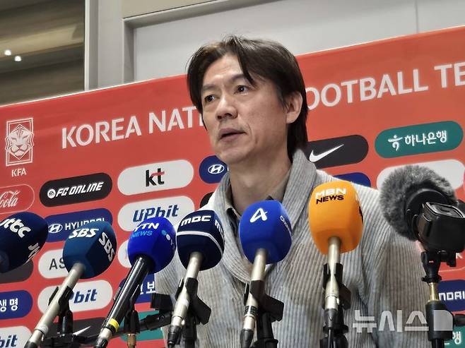 [인천공항=뉴시스] 하근수 기자= 2026 국제축구연맹(FIFA) 북중미 월드컵 조 추첨식과 베이스캠프 후보지 답사를 마친 홍명보 축구 국가대표팀 감독이 12일 인천국제공항 제2터미널을 통해 귀국했다. 2025.12.12. hatriker22@newsis.com