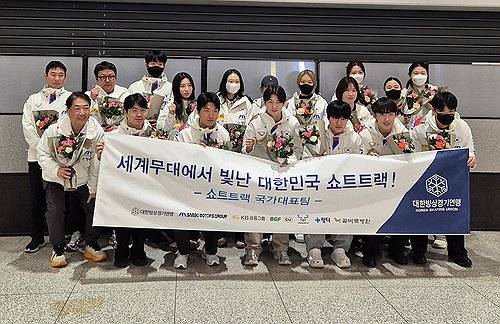 귀국한 쇼트트랙 대표팀 선수들 (영종도=연합뉴스) 김경윤 기자 = 네덜란드 도르드레흐트의 스포르트불레바르에서 열린 2025-2026 국제빙상경기연맹(ISU) 쇼트트랙 월드투어 4차 대회를 마친 쇼트트랙 대표팀 선수들이 2일 인천국제공항 입국장에서 기념촬영을 하고 있다. 2025.12.2 cycle@yna.co.kr