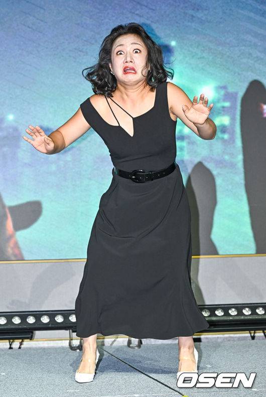 [OSEN=박준형 기자] 8일 오전 서울 마포구 호텔 나루 서울 엠갤러리에서 넷플릭스 예능 ‘좀비버스’ 제작발표회가 진행됐다.‘좀비버스’는 어느 날 갑자기 좀비 세계로 변해버린 서울 일대에서 퀘스트를 수행하며 살아남아야 하는 좀비 유니버스 예능으로 마이 리틀 텔레비전, 개미는 오늘도 뚠뚠 등 유쾌하고 재밌는 날것 그대로의 코드로 시청자들에게 웃음을 선사했던 박진경 CP와 문상돈 PD가 의기투합해, 이시영, 노홍철, 박나래, 딘딘, 츠키, 유희관, 조나단, 파트리샤, 꽈추형(홍성우), 덱스이 출연한다.한편 이날 제작발표회에는 크리에이터 덱스(김진영)가 코로나19 확진 판정을 받아 불참했다.박나래가 포즈를 취하고 있다. 2023.08.08  / soul1014@osen.co.kr