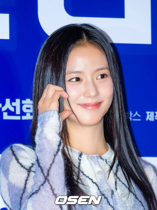 [OSEN=민경훈 기자] 27일 오후 서울 롯데시네마 월드타워 씨네파크에서 영화 '퍼스트 라이드' VIP 시사회 포토월 행사가 열렸다.'퍼스트 라이드'는 끝을 보는 놈 태정(강하늘), 해맑은 놈 도진(김영광), 잘생긴 놈 연민(차은우), 눈 뜨고 자는 놈 금복(강영석), 사랑스러운 놈 옥심(한선화)까지 뭉치면 더 웃긴 24년 지기 친구들이 첫 해외여행을 떠나는 대환장 코미디 영화. 블랙핑크 지수가 포토타임을 갖고 있다. 2025.10.27 /rumi@osen.co.kr