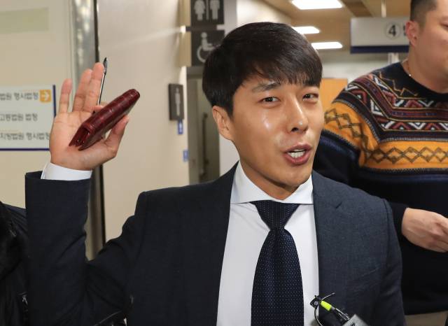 ▲김동성 전 쇼트트랙 국가대표 선수가 2017년 3월 31일 오전 서울 서초구 서울중앙지법에서 열린 '비선실세' 최순실 씨와 장시호씨, 김종 전 문화체육관광부 제2차관에 대한 공판에 증인으로 출석한 뒤 법정을 나서고 있다. ⓒ연합뉴스