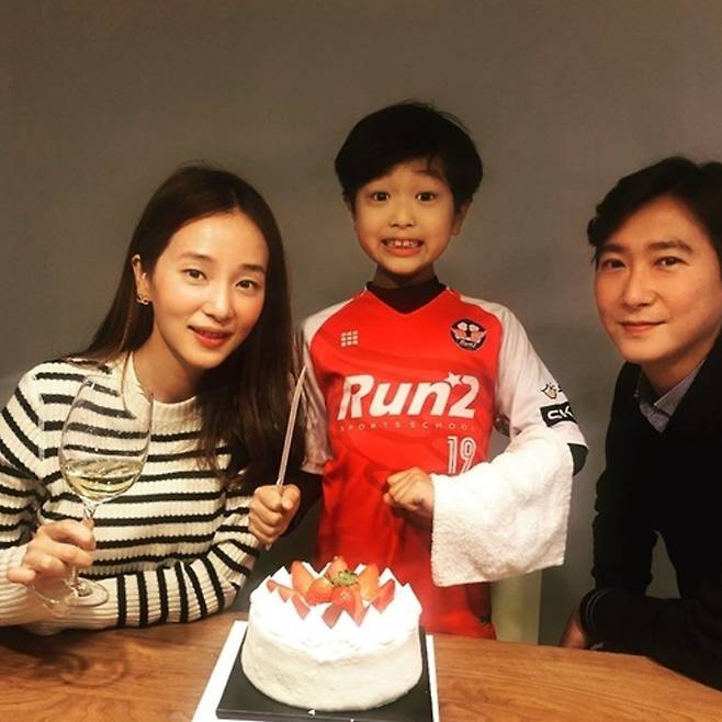 2021년 결혼 8주년을 기념하며 올린 가족사진. (왼쪽부터) 허양임, 고승재, 고지용. 사진=고지용 인스타그램