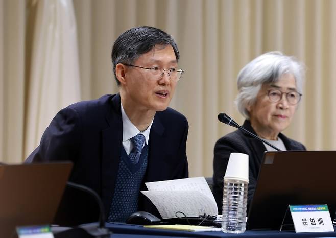 문형배(왼쪽) 전 헌법재판관이 11일 서울 서초구 서울법원종합청사에서 열린 ‘국민을 위한 사법제도 개편 공청회’에서 인사말을 하고 있다. 오른쪽은 박은정 전 국민권익위원장. 뉴스1