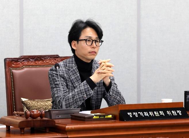 중앙 정치와 행정 경험을 폭넓게 경험한 이강주 도봉구의원은  행정기획위원장으로 활동하며 지역 현안뿐 아니라 공직자 내부 체계 점검 및 공정성 확보 등 행정제도 개선을 추진하고 있다. 사진: 도봉구의회 제공.