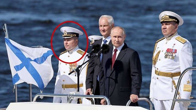 2024년 7월 러시아 상트페테르부르크에서 열린 해군의 날 기념 퍼레이드에서 블라디미르 푸틴 대통령(오른쪽 두 번째) 곁에 선 에두아르드 카즈나체예프(맨 왼쪽, 대령급). 러시아 초비밀 통신조직 ‘서비스 K’ 소속으로 지목됐다. 타스 연합뉴스