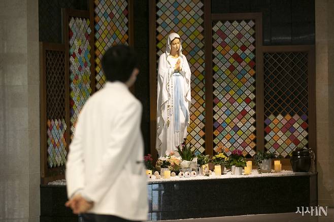 호스피스 전문병원인 동백 성루카 병원 1층에는 성모마리아상 뒤로 세상을 떠난 환자들의 이름이 붙어 있다. ⓒ시사IN 신선영