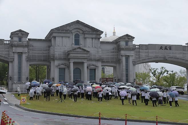 김건희 여사의 각종 의혹을 수사하는 민중기 특별검사팀이 통일교 시설과 관계자를 대상으로 압수수색에 나선 7월18일 경기도 가평군 통일교 본부에서 신도들이 집회를 열고 있다. ⓒ연합뉴스