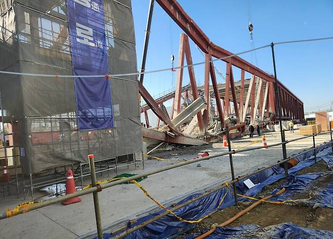 11일 오후 1시 58분쯤, 광주 서구 치평동 옛 상무소각장(폐기물 처리장) 부지의 광주대표도서관 공사 현장에서 2층 지붕을 콘크리트로 타설하는 과정에서 발생했다. 지난 2022년 7명이 사망하거나 다친 화정아이파크 붕괴사고에 이어 광주에서 또다시 붕괴사고가 일어났다. 12일 오전, 광주대표도서관 붕괴사고 현장 모습 ⓒ시사저널 조현중