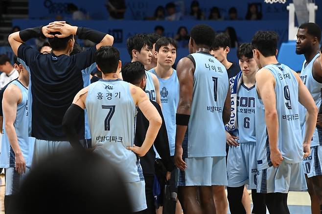 소노는 3라운드 정관장전서 충격적인 패배를 당했다. 손창환 감독은 팀이 더욱 처지기 전에 재정비에 나서려고 한다. 사진제공｜KBL