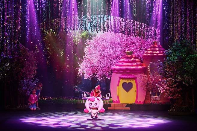 뮤지컬 ‘사랑의 하츄핑’ 공연 장면. 화려한 무대세트와 퍼펫 연출, 홀로그램 등 판타지 요소를 극대화한 연출이 특징이다. 사진제공│이제이