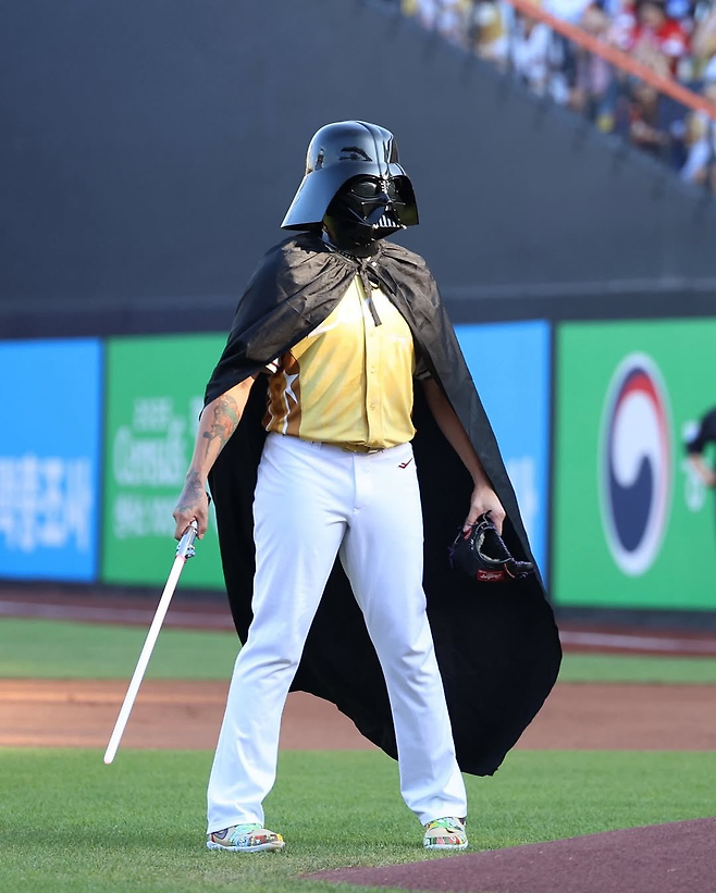 코디 폰세가 올해 KBO 올스타전에서 스타워즈 다스베이더 복장으로 등장해 눈길을 끌었다. 토론토는 12일 이 사진을 팬에게 소개했다. 토론토 SNS