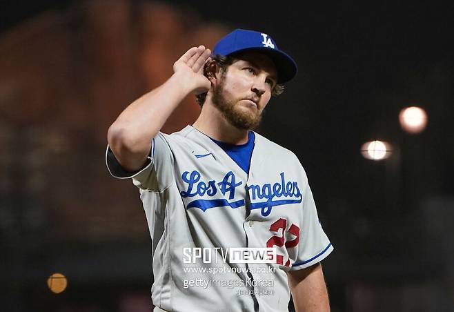 ▲ 계속되는 구설수에 팬들의 차가운 여론을 확인하고 있는 트레버 바우어